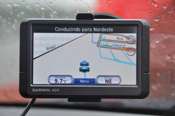 O GPS, meio perdido, mostra a fronteira do Brasil, na nossa viagem de balsa para a Guiana Francesa